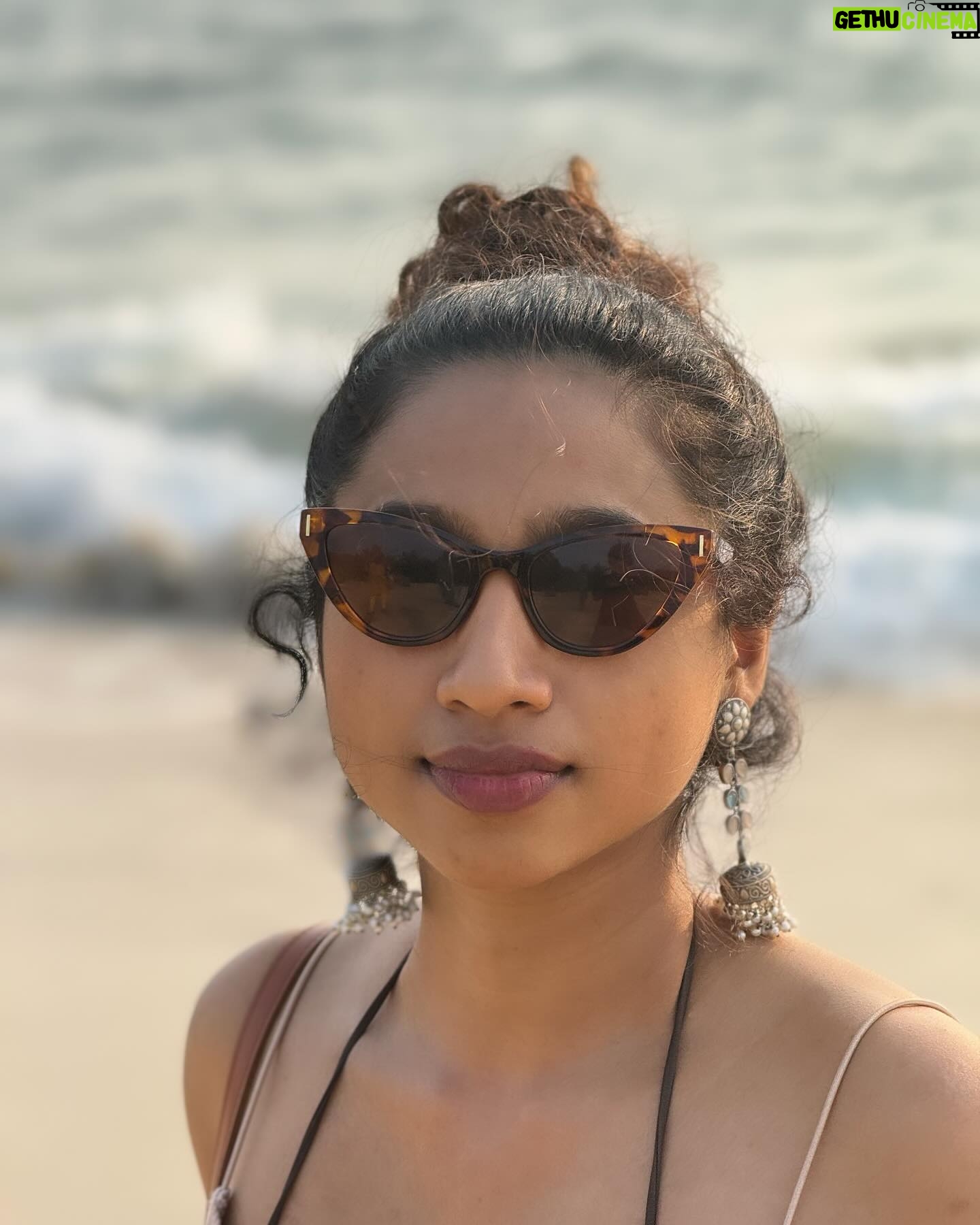 Anjana Mohan Instagram - Photography : @abhijithretouch #beachvibes #fashion #portrait #iphoneography #dusky #look #lookoftheday #beach #vibes #nomakeup #style