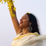 Anjana Mohan Instagram - Ponnin kanikkonna poothorugi . Video @abhijithretouch #kanikkonna #reels #kerala #vishu #happy
