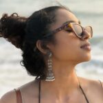 Anjana Mohan Instagram - Photography : @abhijithretouch #beachvibes #fashion #portrait #iphoneography #dusky #look #lookoftheday #beach #vibes #nomakeup #style
