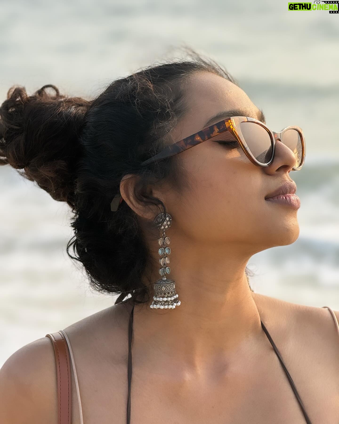 Anjana Mohan Instagram - Photography : @abhijithretouch #beachvibes #fashion #portrait #iphoneography #dusky #look #lookoftheday #beach #vibes #nomakeup #style