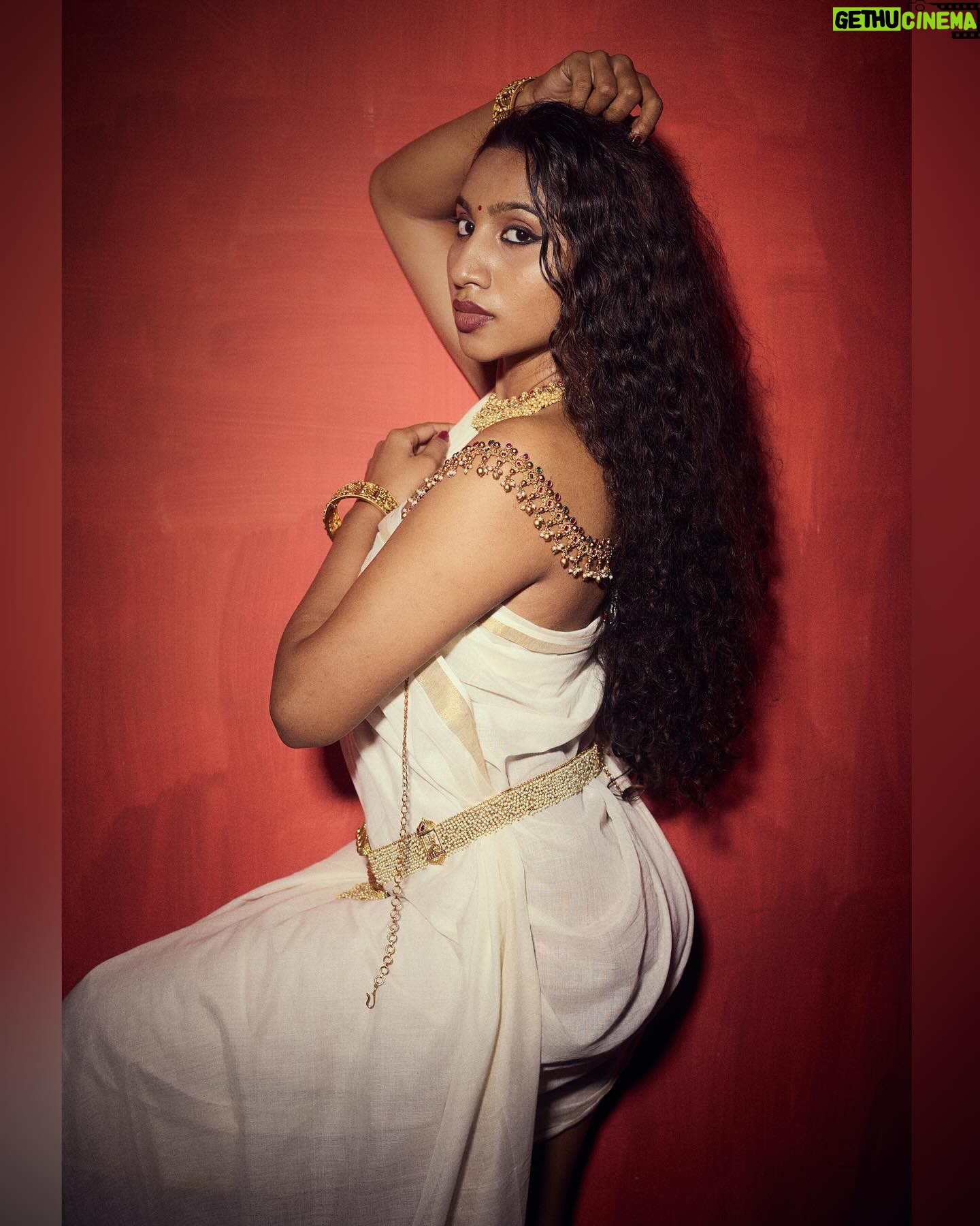 Anjana Mohan Instagram - Photography : @abhijithretouch . #photography #anjanamohan #vintage -#kerala #traditional #classy #photographer #model #makeup #style #pose #attitude #expression #charecter #photoshoot #keralabeauty #actress