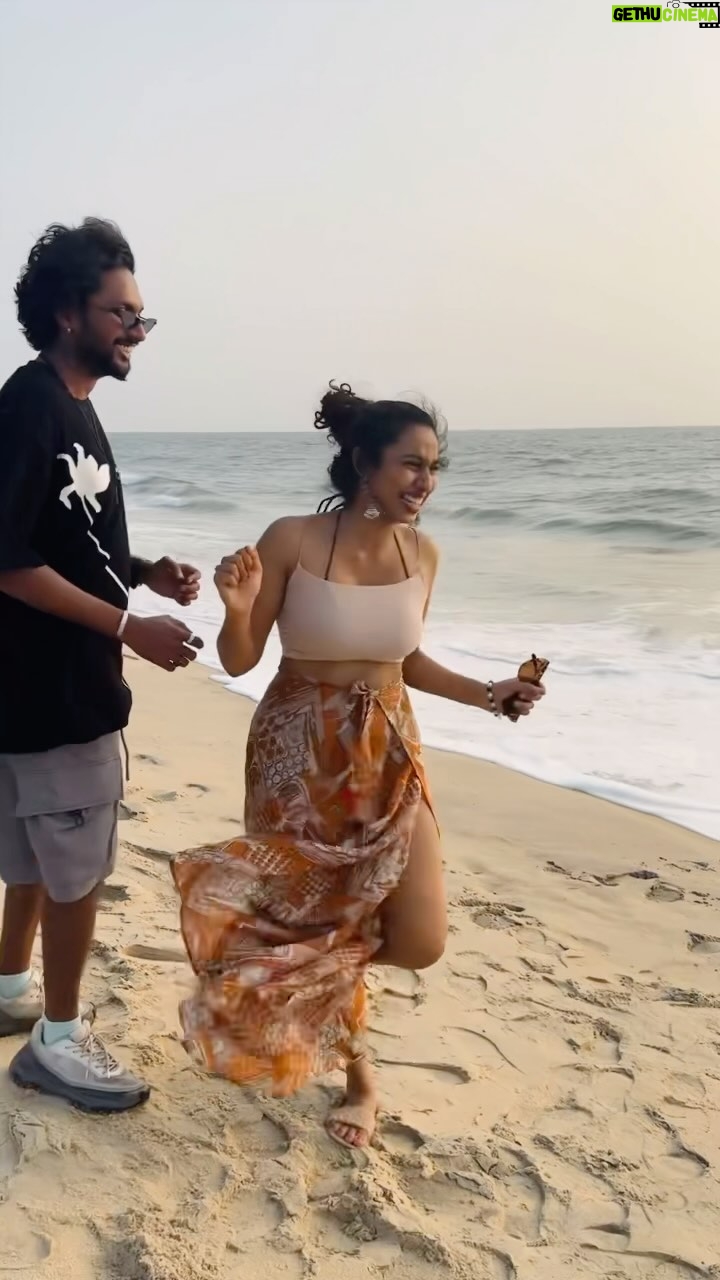 Anjana Mohan Instagram - 😛😝 #funny #video #reels #reelsinstagram #trendingreels #trending #beach #beachlife #sunset #sea #happy #funday #family #brother #instagood #instagood #reelsvideos