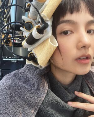 Anjaylia Chan Instagram - 電髮會變時尚嗎？
會嗎？
會嗎？
我坐了四個小時了….

謝謝一直在我身邊的人、謝謝把我放心上的人、謝謝記得我的人。
這星期的學習主題是治癒自己，也拾回自信。

#我的三月
#雜七雜八