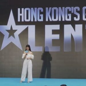 Anjaylia Chan Instagram - 很榮幸可以成為全球首個廣東話 #GotTalent 主持人❤️

每次看 @gottalentglobal 的節目都會被參賽者們感動到哭🥹

因為，大家的夢想真的很美🩵

沒想到，沒什麼特別才藝的我居然也有一天可以在這個節目實現自己早以為已沒可能的夢想——

話說初中時期的我有個偶像，就是Tyra Banks 。那時候在電視上看着她的自信和魅力，居然也幻想起自己是不是可以做個Model。那時候只有161cm 的我自覺身高是個問題，就每天努力跳高想要長到170。結果…跳了一年連0.1cm 的進度也沒有🥲 (現在是有162.5cm 喔！😂）。幸好香港有種叫talent 的平面模特兒，真的給了本人機會成為了Hong Kong talent ，可以拍拍時尚雜誌、拍電視和平面廣告、做品牌代言、也有幸走過T台…

沒想到天父這麼疼我，在這麼多年後突然把我和偶像的距離拉近，
讓我擔任偶像一樣擔當過的崗位，成為Got Talent的主持人！🥹

夢想真的很美。
天父總會把我們以為的不可能變成可能。

感恩我身邊的天使們。
期待節目的開始❤️

Hong Kong’s Got Talent ❤️ #hongkongsgottalent