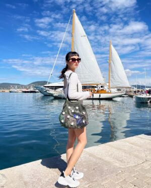Anjaylia Chan Instagram - 感謝藍天、陽光、白雲和Saint Tropez 的美。☀️☁️⛵️

在這裡，每個角落都是一個電影場景🎞️

@longchamp 
#LongchampStTropez 
#LongchampSS24
#LongchampHK