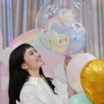 Anjaylia Chan Instagram - @babyhosanna is 5️⃣🎉 (文長慎入。最後有一些party 小tips 喔） 本來除了替代滿月酒和百日宴的一歲生日會外，黃小姐們的生日都應該是待在家裏簡單過的。沒想到參加朋友們的生日會多了之後，這小姐也希望可以開個邀請很多朋友的生日party 了。於是呢，黃小姐就直接繞過難纏的媽媽，跟爸爸說：「爸爸，我5歲可唔可以開大生日party呀？如果唔得都唔緊要嘅，我會明白，我會乖㗎。」。 結果呢？想都不用想吧！深受女兒乖巧懂事而感動的黃先生不但say yes，更是即場豪言立下了黃家小孩逢5跟0字尾就舉辦大型生日party 的傳統… （爸爸一言既出，本人除了 😧、🫨、🙄、🫠之外還能有甚麼反應呢？） 派對主題不要公主，也不要任何熱門卡通，就要從嬰兒時開始一直伴在身邊的小熊 (小熊叫臍臍)主題 …沒現成的，叫我怎麼辦呢？🫠 幸運的是有一個派對能手auntie @sannietang ，二話不說幫我們設計和訂backdrop；我們家很愛的蛋糕好手 @patisserieshania 幫忙量身定製超好吃的小熊日式士多啤梨輕芝士蛋糕 （再一次，在現場不斷被問可不可以添吃），還有 @balloon_hk 設計的小熊生日氣球。 一知道可以辦臍臍party ，Hosanna 在家裏竟馬上飛奔撲向臍臍問：「乖乖！你開唔開心呀？」。 喂！主角錯了吧？我是想要你開心的好嗎？！ 然後便是構思回禮小包、請魔術師、攝影師、張羅食物等等了… (怎麼我很有一種辦婚禮的勞累感…🫠） 沒想到最難的是草擬賓客名單…這比我當年婚禮還難好嗎？！ 除了教會一直長大的小朋友、契爸爸媽媽們的小孩、還有學校的朋友、同學…有一些小朋友還有兄弟姊妹的説。要是按她要求全請來是要book 會展嗎？！最後……只好做出殘忍的舉動—— 抽籤。順便來上一上舉手不回沒得反悔的課🫣 Anyways，還是很感恩這個寶貝可以健康快樂的成長。 看着本來是一團糯米般的寶寶眨眼長成一個超過110cm 的小女生，覺得時間真的也過太快…面對考小學的關口，我也不奢望你成龍成鳳，只要能愉快平安的成長、過渡就好了( 當然，這也是我要祝福自己的🥹）。 但願你能走在天父爸爸的翅膀蔭下，一生平安健康、幸福快樂。 謝謝大家對 @babyhosanna 的疼愛💖 Party tips : 1） 只要是八歲以下的生日派對，一定要請魔術師！！！一個人幫你扭波波、表演魔術、主持小遊戲、主持敲糖果盒、切蛋糕，全包！全場八歲以下小孩都被吸引乖乖坐定兩個小時不亂跑。爸媽們就可以鬆口氣喝一杯了！親愛的魔術師先生，請收下我的敬佩的膝蓋。🧎‍♀️ 2）八歲以下還是很喜歡充氣滑梯的，起初還以為會太悶太baby，沒想到大受歡迎。 3）經歷40多位小朋友臨床實證，最受歡迎的生日派對食物如下: 1.新鮮生果 (士多啤梨、提子、藍莓）、2. 七彩啫喱糖 、3.雞翼 4） 薯片最受大人歡迎，建議可買很多包迷你包裝的，一人一包拿着周圍走，不用一包大的你拿兩塊，我又拿兩塊… 5） 大人細路原來都很喜歡玩紋身貼紙。一張細枱、一堆紋身貼紙、一碗水、幾塊海綿。搞掂🤝 特別鳴謝: 攝影師 @zenowtl 偉大的CO搞手: 契媽媽爸爸、契BB @rach_bu @johnnykstam @nicholasbabytam t Helpers @evelynchoii 、表哥、uncle tai 結論：攰過結婚。但主角同來賓開心就好。我唞唞先。🥹