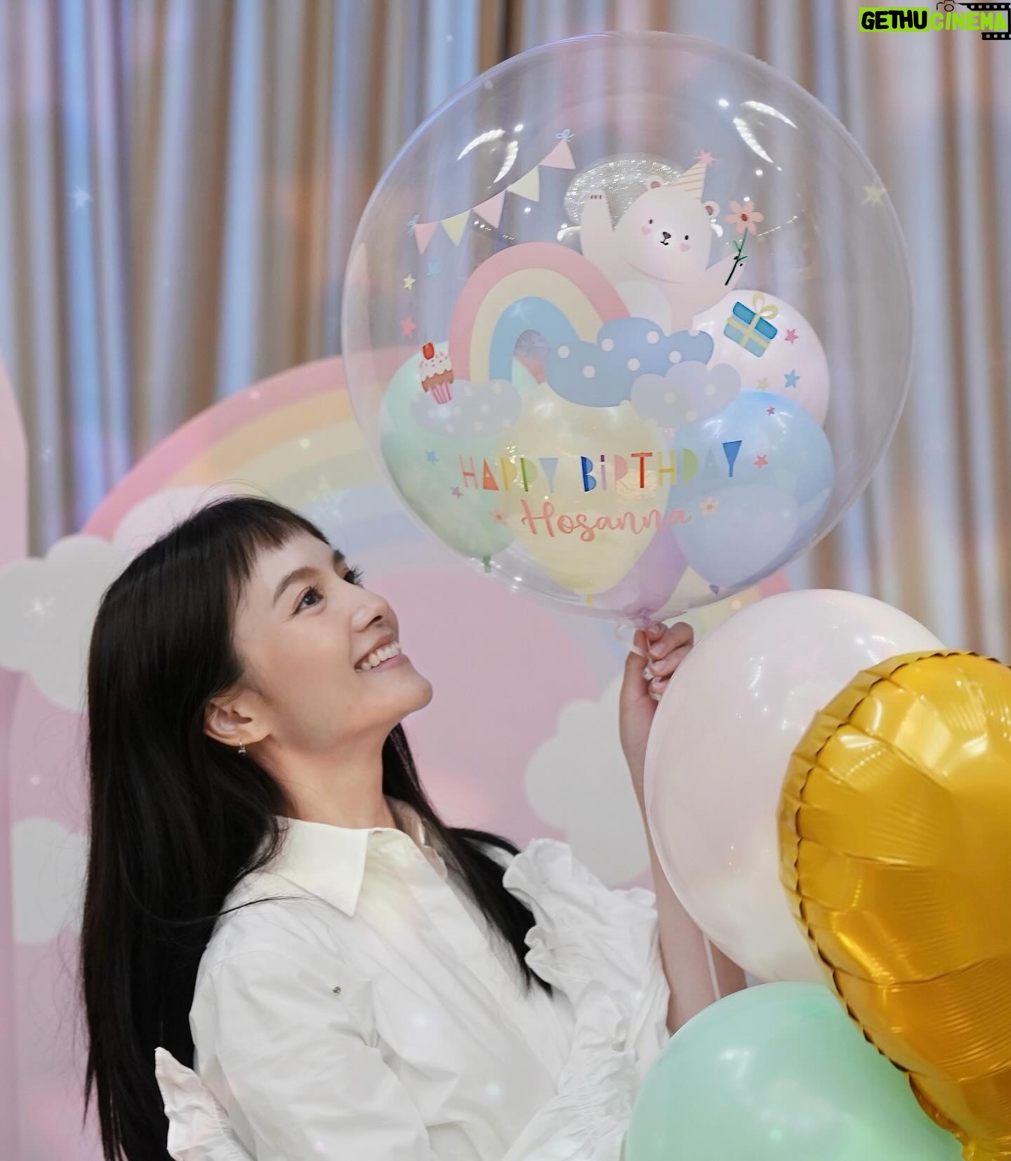 Anjaylia Chan Instagram - @babyhosanna is 5️⃣🎉 (文長慎入。最後有一些party 小tips 喔) 本來除了替代滿月酒和百日宴的一歲生日會外,黃小姐們的生日都應該是待在家裏簡單過的。沒想到參加朋友們的生日會多了之後,這小姐也希望可以開個邀請很多朋友的生日party 了。於是呢,黃小姐就直接繞過難纏的媽媽,跟爸爸說:「爸爸,我5歲可唔可以開大生日party呀?如果唔得都唔緊要嘅,我會明白,我會乖㗎。」。 結果呢?想都不用想吧!深受女兒乖巧懂事而感動的黃先生不但say yes,更是即場豪言立下了黃家小孩逢5跟0字尾就舉辦大型生日party 的傳統… (爸爸一言既出,本人除了 😧、🫨、🙄、🫠之外還能有甚麼反應呢?) 派對主題不要公主,也不要任何熱門卡通,就要從嬰兒時開始一直伴在身邊的小熊 (小熊叫臍臍)主題 …沒現成的,叫我怎麼辦呢?🫠 幸運的是有一個派對能手auntie @sannietang ,二話不說幫我們設計和訂backdrop;我們家很愛的蛋糕好手 @patisserieshania 幫忙量身定製超好吃的小熊日式士多啤梨輕芝士蛋糕 (再一次,在現場不斷被問可不可以添吃),還有 @balloon_hk 設計的小熊生日氣球。 一知道可以辦臍臍party ,Hosanna 在家裏竟馬上飛奔撲向臍臍問:「乖乖!你開唔開心呀?」。 喂!主角錯了吧?我是想要你開心的好嗎?! 然後便是構思回禮小包、請魔術師、攝影師、張羅食物等等了… (怎麼我很有一種辦婚禮的勞累感…🫠) 沒想到最難的是草擬賓客名單…這比我當年婚禮還難好嗎?! 除了教會一直長大的小朋友、契爸爸媽媽們的小孩、還有學校的朋友、同學…有一些小朋友還有兄弟姊妹的説。要是按她要求全請來是要book 會展嗎?!最後……只好做出殘忍的舉動—— 抽籤。順便來上一上舉手不回沒得反悔的課🫣 Anyways,還是很感恩這個寶貝可以健康快樂的成長。 看着本來是一團糯米般的寶寶眨眼長成一個超過110cm 的小女生,覺得時間真的也過太快…面對考小學的關口,我也不奢望你成龍成鳳,只要能愉快平安的成長、過渡就好了( 當然,這也是我要祝福自己的🥹)。 但願你能走在天父爸爸的翅膀蔭下,一生平安健康、幸福快樂。 謝謝大家對 @babyhosanna 的疼愛💖 Party tips : 1) 只要是八歲以下的生日派對,一定要請魔術師!!!一個人幫你扭波波、表演魔術、主持小遊戲、主持敲糖果盒、切蛋糕,全包!全場八歲以下小孩都被吸引乖乖坐定兩個小時不亂跑。爸媽們就可以鬆口氣喝一杯了!親愛的魔術師先生,請收下我的敬佩的膝蓋。🧎♀️ 2)八歲以下還是很喜歡充氣滑梯的,起初還以為會太悶太baby,沒想到大受歡迎。 3)經歷40多位小朋友臨床實證,最受歡迎的生日派對食物如下: 1.新鮮生果 (士多啤梨、提子、藍莓)、2. 七彩啫喱糖 、3.雞翼 4) 薯片最受大人歡迎,建議可買很多包迷你包裝的,一人一包拿着周圍走,不用一包大的你拿兩塊,我又拿兩塊… 5) 大人細路原來都很喜歡玩紋身貼紙。一張細枱、一堆紋身貼紙、一碗水、幾塊海綿。搞掂🤝 特別鳴謝: 攝影師 @zenowtl 偉大的CO搞手: 契媽媽爸爸、契BB @rach_bu @johnnykstam @nicholasbabytam t Helpers @evelynchoii 、表哥、uncle tai 結論:攰過結婚。但主角同來賓開心就好。我唞唞先。🥹