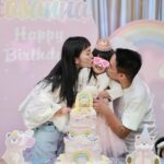 Anjaylia Chan Instagram – @babyhosanna is  5️⃣🎉
(文長慎入。最後有一些party 小tips 喔） 

本來除了替代滿月酒和百日宴的一歲生日會外，黃小姐們的生日都應該是待在家裏簡單過的。沒想到參加朋友們的生日會多了之後，這小姐也希望可以開個邀請很多朋友的生日party 了。於是呢，黃小姐就直接繞過難纏的媽媽，跟爸爸說：「爸爸，我5歲可唔可以開大生日party呀？如果唔得都唔緊要嘅，我會明白，我會乖㗎。」。 

結果呢？想都不用想吧！深受女兒乖巧懂事而感動的黃先生不但say yes，更是即場豪言立下了黃家小孩逢5跟0字尾就舉辦大型生日party 的傳統… （爸爸一言既出，本人除了 😧、🫨、🙄、🫠之外還能有甚麼反應呢？）

派對主題不要公主，也不要任何熱門卡通，就要從嬰兒時開始一直伴在身邊的小熊 (小熊叫臍臍)主題 …沒現成的，叫我怎麼辦呢？🫠 幸運的是有一個派對能手auntie @sannietang ，二話不說幫我們設計和訂backdrop；我們家很愛的蛋糕好手 @patisserieshania 幫忙量身定製超好吃的小熊日式士多啤梨輕芝士蛋糕 （再一次，在現場不斷被問可不可以添吃），還有 @balloon_hk 設計的小熊生日氣球。

一知道可以辦臍臍party ，Hosanna 在家裏竟馬上飛奔撲向臍臍問：「乖乖！你開唔開心呀？」。 喂！主角錯了吧？我是想要你開心的好嗎？！

然後便是構思回禮小包、請魔術師、攝影師、張羅食物等等了…
(怎麼我很有一種辦婚禮的勞累感…🫠） 

沒想到最難的是草擬賓客名單…這比我當年婚禮還難好嗎？！
除了教會一直長大的小朋友、契爸爸媽媽們的小孩、還有學校的朋友、同學…有一些小朋友還有兄弟姊妹的説。要是按她要求全請來是要book 會展嗎？！最後……只好做出殘忍的舉動—— 抽籤。順便來上一上舉手不回沒得反悔的課🫣 

Anyways，還是很感恩這個寶貝可以健康快樂的成長。
看着本來是一團糯米般的寶寶眨眼長成一個超過110cm 的小女生，覺得時間真的也過太快…面對考小學的關口，我也不奢望你成龍成鳳，只要能愉快平安的成長、過渡就好了( 當然，這也是我要祝福自己的🥹）。
但願你能走在天父爸爸的翅膀蔭下，一生平安健康、幸福快樂。

謝謝大家對 @babyhosanna 的疼愛💖

Party tips : 
1） 只要是八歲以下的生日派對，一定要請魔術師！！！一個人幫你扭波波、表演魔術、主持小遊戲、主持敲糖果盒、切蛋糕，全包！全場八歲以下小孩都被吸引乖乖坐定兩個小時不亂跑。爸媽們就可以鬆口氣喝一杯了！親愛的魔術師先生，請收下我的敬佩的膝蓋。🧎‍♀️

2）八歲以下還是很喜歡充氣滑梯的，起初還以為會太悶太baby，沒想到大受歡迎。

3）經歷40多位小朋友臨床實證，最受歡迎的生日派對食物如下:
1.新鮮生果 (士多啤梨、提子、藍莓）、2. 七彩啫喱糖 、3.雞翼

4） 薯片最受大人歡迎，建議可買很多包迷你包裝的，一人一包拿着周圍走，不用一包大的你拿兩塊，我又拿兩塊…

5） 大人細路原來都很喜歡玩紋身貼紙。一張細枱、一堆紋身貼紙、一碗水、幾塊海綿。搞掂🤝

特別鳴謝:
攝影師 @zenowtl 
偉大的CO搞手: 契媽媽爸爸、契BB @rach_bu @johnnykstam @nicholasbabytam t

Helpers @evelynchoii 、表哥、uncle tai 

結論：攰過結婚。但主角同來賓開心就好。我唞唞先。🥹