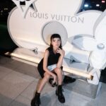 Anjaylia Chan Instagram – 那天晚上就像一個夢💭 

雅致的燈、閃亮的吊椅、經典的酒櫃…

還有讓人一看就想帶着出走的行李箱…

那是生活、藝術、美感的融合。

誰不想擁有呢？

當然，最開心的是遇上一張張親切又熟悉的笑臉。

#lvsavoirrever 
#lvhongkong 
@louisvuitton