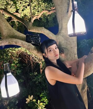 Anjaylia Chan Instagram - 那天晚上就像一個夢💭 

雅致的燈、閃亮的吊椅、經典的酒櫃…

還有讓人一看就想帶着出走的行李箱…

那是生活、藝術、美感的融合。

誰不想擁有呢？

當然，最開心的是遇上一張張親切又熟悉的笑臉。

#lvsavoirrever 
#lvhongkong 
@louisvuitton