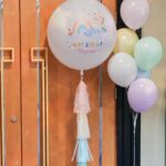 Anjaylia Chan Instagram – @babyhosanna is  5️⃣🎉
(文長慎入。最後有一些party 小tips 喔） 

本來除了替代滿月酒和百日宴的一歲生日會外，黃小姐們的生日都應該是待在家裏簡單過的。沒想到參加朋友們的生日會多了之後，這小姐也希望可以開個邀請很多朋友的生日party 了。於是呢，黃小姐就直接繞過難纏的媽媽，跟爸爸說：「爸爸，我5歲可唔可以開大生日party呀？如果唔得都唔緊要嘅，我會明白，我會乖㗎。」。 

結果呢？想都不用想吧！深受女兒乖巧懂事而感動的黃先生不但say yes，更是即場豪言立下了黃家小孩逢5跟0字尾就舉辦大型生日party 的傳統… （爸爸一言既出，本人除了 😧、🫨、🙄、🫠之外還能有甚麼反應呢？）

派對主題不要公主，也不要任何熱門卡通，就要從嬰兒時開始一直伴在身邊的小熊 (小熊叫臍臍)主題 …沒現成的，叫我怎麼辦呢？🫠 幸運的是有一個派對能手auntie @sannietang ，二話不說幫我們設計和訂backdrop；我們家很愛的蛋糕好手 @patisserieshania 幫忙量身定製超好吃的小熊日式士多啤梨輕芝士蛋糕 （再一次，在現場不斷被問可不可以添吃），還有 @balloon_hk 設計的小熊生日氣球。

一知道可以辦臍臍party ，Hosanna 在家裏竟馬上飛奔撲向臍臍問：「乖乖！你開唔開心呀？」。 喂！主角錯了吧？我是想要你開心的好嗎？！

然後便是構思回禮小包、請魔術師、攝影師、張羅食物等等了…
(怎麼我很有一種辦婚禮的勞累感…🫠） 

沒想到最難的是草擬賓客名單…這比我當年婚禮還難好嗎？！
除了教會一直長大的小朋友、契爸爸媽媽們的小孩、還有學校的朋友、同學…有一些小朋友還有兄弟姊妹的説。要是按她要求全請來是要book 會展嗎？！最後……只好做出殘忍的舉動—— 抽籤。順便來上一上舉手不回沒得反悔的課🫣 

Anyways，還是很感恩這個寶貝可以健康快樂的成長。
看着本來是一團糯米般的寶寶眨眼長成一個超過110cm 的小女生，覺得時間真的也過太快…面對考小學的關口，我也不奢望你成龍成鳳，只要能愉快平安的成長、過渡就好了( 當然，這也是我要祝福自己的🥹）。
但願你能走在天父爸爸的翅膀蔭下，一生平安健康、幸福快樂。

謝謝大家對 @babyhosanna 的疼愛💖

Party tips : 
1） 只要是八歲以下的生日派對，一定要請魔術師！！！一個人幫你扭波波、表演魔術、主持小遊戲、主持敲糖果盒、切蛋糕，全包！全場八歲以下小孩都被吸引乖乖坐定兩個小時不亂跑。爸媽們就可以鬆口氣喝一杯了！親愛的魔術師先生，請收下我的敬佩的膝蓋。🧎‍♀️

2）八歲以下還是很喜歡充氣滑梯的，起初還以為會太悶太baby，沒想到大受歡迎。

3）經歷40多位小朋友臨床實證，最受歡迎的生日派對食物如下:
1.新鮮生果 (士多啤梨、提子、藍莓）、2. 七彩啫喱糖 、3.雞翼

4） 薯片最受大人歡迎，建議可買很多包迷你包裝的，一人一包拿着周圍走，不用一包大的你拿兩塊，我又拿兩塊…

5） 大人細路原來都很喜歡玩紋身貼紙。一張細枱、一堆紋身貼紙、一碗水、幾塊海綿。搞掂🤝

特別鳴謝:
攝影師 @zenowtl 
偉大的CO搞手: 契媽媽爸爸、契BB @rach_bu @johnnykstam @nicholasbabytam t

Helpers @evelynchoii 、表哥、uncle tai 

結論：攰過結婚。但主角同來賓開心就好。我唞唞先。🥹