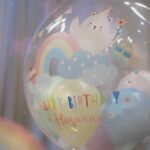 Anjaylia Chan Instagram – @babyhosanna is  5️⃣🎉
(文長慎入。最後有一些party 小tips 喔） 

本來除了替代滿月酒和百日宴的一歲生日會外，黃小姐們的生日都應該是待在家裏簡單過的。沒想到參加朋友們的生日會多了之後，這小姐也希望可以開個邀請很多朋友的生日party 了。於是呢，黃小姐就直接繞過難纏的媽媽，跟爸爸說：「爸爸，我5歲可唔可以開大生日party呀？如果唔得都唔緊要嘅，我會明白，我會乖㗎。」。 

結果呢？想都不用想吧！深受女兒乖巧懂事而感動的黃先生不但say yes，更是即場豪言立下了黃家小孩逢5跟0字尾就舉辦大型生日party 的傳統… （爸爸一言既出，本人除了 😧、🫨、🙄、🫠之外還能有甚麼反應呢？）

派對主題不要公主，也不要任何熱門卡通，就要從嬰兒時開始一直伴在身邊的小熊 (小熊叫臍臍)主題 …沒現成的，叫我怎麼辦呢？🫠 幸運的是有一個派對能手auntie @sannietang ，二話不說幫我們設計和訂backdrop；我們家很愛的蛋糕好手 @patisserieshania 幫忙量身定製超好吃的小熊日式士多啤梨輕芝士蛋糕 （再一次，在現場不斷被問可不可以添吃），還有 @balloon_hk 設計的小熊生日氣球。

一知道可以辦臍臍party ，Hosanna 在家裏竟馬上飛奔撲向臍臍問：「乖乖！你開唔開心呀？」。 喂！主角錯了吧？我是想要你開心的好嗎？！

然後便是構思回禮小包、請魔術師、攝影師、張羅食物等等了…
(怎麼我很有一種辦婚禮的勞累感…🫠） 

沒想到最難的是草擬賓客名單…這比我當年婚禮還難好嗎？！
除了教會一直長大的小朋友、契爸爸媽媽們的小孩、還有學校的朋友、同學…有一些小朋友還有兄弟姊妹的説。要是按她要求全請來是要book 會展嗎？！最後……只好做出殘忍的舉動—— 抽籤。順便來上一上舉手不回沒得反悔的課🫣 

Anyways，還是很感恩這個寶貝可以健康快樂的成長。
看着本來是一團糯米般的寶寶眨眼長成一個超過110cm 的小女生，覺得時間真的也過太快…面對考小學的關口，我也不奢望你成龍成鳳，只要能愉快平安的成長、過渡就好了( 當然，這也是我要祝福自己的🥹）。
但願你能走在天父爸爸的翅膀蔭下，一生平安健康、幸福快樂。

謝謝大家對 @babyhosanna 的疼愛💖

Party tips : 
1） 只要是八歲以下的生日派對，一定要請魔術師！！！一個人幫你扭波波、表演魔術、主持小遊戲、主持敲糖果盒、切蛋糕，全包！全場八歲以下小孩都被吸引乖乖坐定兩個小時不亂跑。爸媽們就可以鬆口氣喝一杯了！親愛的魔術師先生，請收下我的敬佩的膝蓋。🧎‍♀️

2）八歲以下還是很喜歡充氣滑梯的，起初還以為會太悶太baby，沒想到大受歡迎。

3）經歷40多位小朋友臨床實證，最受歡迎的生日派對食物如下:
1.新鮮生果 (士多啤梨、提子、藍莓）、2. 七彩啫喱糖 、3.雞翼

4） 薯片最受大人歡迎，建議可買很多包迷你包裝的，一人一包拿着周圍走，不用一包大的你拿兩塊，我又拿兩塊…

5） 大人細路原來都很喜歡玩紋身貼紙。一張細枱、一堆紋身貼紙、一碗水、幾塊海綿。搞掂🤝

特別鳴謝:
攝影師 @zenowtl 
偉大的CO搞手: 契媽媽爸爸、契BB @rach_bu @johnnykstam @nicholasbabytam t

Helpers @evelynchoii 、表哥、uncle tai 

結論：攰過結婚。但主角同來賓開心就好。我唞唞先。🥹