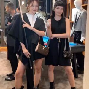 Anjaylia Chan Instagram - 那天晚上就像一個夢💭 

雅致的燈、閃亮的吊椅、經典的酒櫃…

還有讓人一看就想帶着出走的行李箱…

那是生活、藝術、美感的融合。

誰不想擁有呢？

當然，最開心的是遇上一張張親切又熟悉的笑臉。

#lvsavoirrever 
#lvhongkong 
@louisvuitton