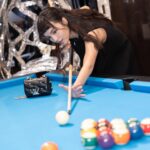 Anjaylia Chan Instagram – 那天晚上就像一個夢💭 

雅致的燈、閃亮的吊椅、經典的酒櫃…

還有讓人一看就想帶着出走的行李箱…

那是生活、藝術、美感的融合。

誰不想擁有呢？

當然，最開心的是遇上一張張親切又熟悉的笑臉。

#lvsavoirrever 
#lvhongkong 
@louisvuitton