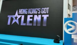 Anjaylia Chan Instagram - 很榮幸可以成為全球首個廣東話 #GotTalent 主持人❤️

每次看 @gottalentglobal 的節目都會被參賽者們感動到哭🥹

因為，大家的夢想真的很美🩵

沒想到，沒什麼特別才藝的我居然也有一天可以在這個節目實現自己早以為已沒可能的夢想——

話說初中時期的我有個偶像，就是Tyra Banks 。那時候在電視上看着她的自信和魅力，居然也幻想起自己是不是可以做個Model。那時候只有161cm 的我自覺身高是個問題，就每天努力跳高想要長到170。結果…跳了一年連0.1cm 的進度也沒有🥲 (現在是有162.5cm 喔！😂）。幸好香港有種叫talent 的平面模特兒，真的給了本人機會成為了Hong Kong talent ，可以拍拍時尚雜誌、拍電視和平面廣告、做品牌代言、也有幸走過T台…

沒想到天父這麼疼我，在這麼多年後突然把我和偶像的距離拉近，
讓我擔任偶像一樣擔當過的崗位，成為Got Talent的主持人！🥹

夢想真的很美。
天父總會把我們以為的不可能變成可能。

感恩我身邊的天使們。
期待節目的開始❤️

Hong Kong’s Got Talent ❤️ #hongkongsgottalent