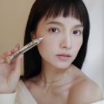 Anjaylia Chan Instagram – 很久以前曾聽說過有些女生平日會盡量克制自己，不要有太多表情，以免產生皺紋、細紋…但實情是，皺紋要來的話可不是poker face 就能解決的問題呀！

過去一年最困擾我的可算是眼周擋不住的紋路了！最近嘗試了 @diorbeauty 的完美活能超效抗皺精華，早晚簡單在眼周及全臉受皺紋困擾的地方點上幾點，再輕輕打圈按摩，精華就會被秒速吸收！用完之後皮膚明顯緊緻。重點是塗完以後不卡粉和遮瑕膏，甚至可以在已經完成的妝容上補塗保養，超適合長時間拍攝或是要熬夜的日子呢！

@diorbeauty #DiorCaptureTotale #DiorHyalushot #DiorSkincare @diorbeautylovers #DiorBeautyLovers