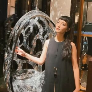Anjaylia Chan Instagram - 那天晚上就像一個夢💭 

雅致的燈、閃亮的吊椅、經典的酒櫃…

還有讓人一看就想帶着出走的行李箱…

那是生活、藝術、美感的融合。

誰不想擁有呢？

當然，最開心的是遇上一張張親切又熟悉的笑臉。

#lvsavoirrever 
#lvhongkong 
@louisvuitton