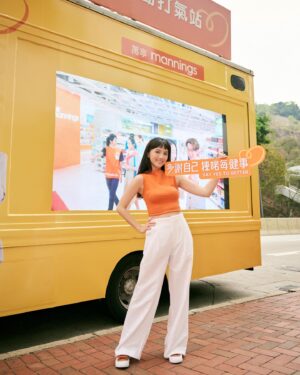 Anjaylia Chan Instagram - 平日如果要出去食飯，會盡量揀得清淡啲🥗；自己喺屋企煮，就落少啲油、鹽、糖。🍳仲有！就算忙到約唔到PT，都可以每晚喺屋企做一陣健體操🧘🏻‍♀️…其實生活上有好多小選擇，只要揀得啱，就可以令我哋健康啲。💪🏼

萬寧都支持大家追求健康生活，嚟緊仲會有「揀啱每健事」流動打氣站遊走港九新界多個地方，聽日就喺尖沙咀旺角同大家見面！🚚 大家只要捕獲「揀啱每健事」流動打氣站，參加有獎小遊戲，就可以贏取萬寧為大家預備嘅健與美禮品包喇～ 一齊嚟玩啦🧡

萬寧「揀啱每健事」流動打氣站行程
📍6/4: 尖沙咀11:30 – 13:30，旺角15:30 – 17:30
📍7/4: 荃灣11:30 – 13:30，屯門15:30 – 17:30
📍13/4: 中環11:30 – 13:30，銅鑼灣15:30 – 17:30
📍14/4: 尖沙咀11:30 – 13:30，旺角15:30 – 17:30

*詳情可以留意萬寧Facebook及Instagram，緊貼流動打氣站嘅最新消息

@mannings_hk #萬寧 #manningshk #多謝自己 #揀啱每健事 #SayYesToBetter #萬寧揀啱每健事流動打氣站 #健康啲