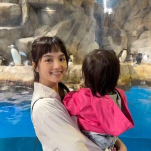 Anjaylia Chan Instagram - 復活節長假不外遊，重點節目之一是帶黃小姐們去看動物和玩機動遊戲🎠
最開心的是她們在和海獅、海豹近距離見面後會記得相關的小知識，還開始有了保護海洋生態環境的意識。🦭🌊

大人們重遊小時候最愛的主題公園，邊聊以前的回憶，很青春的感覺呢~ 
超美好的一天~ 🩵

特別鳴謝保母蔡 @evelynchoii ❣️
看着孩子牽着跟你一起成長的閨蜜，心裏暖暖的🩷

#hkoceanpark #FunAnimalMissions #NewbieWhiskersVillager #AnimalDiscoveryFest2024
#海洋公園 #智趣動物任務 #p牌新手威威村民 民 #親親動物月2024