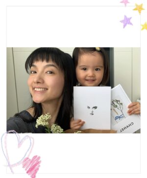 Anjaylia Chan Instagram - Happy Mothers Day! 💖

之前幾年還有點覺得我有份作為母親節主角覺得怪怪的……

但今年真的就很習慣了！

感恩天父爸爸給我機會成為母親💖

看着三位黃小姐常常覺得很神奇，怎麼能長這麼快？！
( 所以今天來post 她們的舊照片懷念一下。反正她們現在長的都不一樣了，就是現在在街上看到都不會認得出來😂） 

昨天跟 @babyhosanna 上了一個親子花藝班，除了得到韓式母親節花籃，也收穫了我們兩個人的親密時光🌷

還有她和 @babeeliana 分別在學校和art class 親手做的禮物…

也謝謝黃先生今天早上送我的睡覺放題  愛心brunch   包包🫶🏼

謝謝陳媽媽和奶奶一直以來給我示範如何做個好媽媽❤️

祝大家母親節快樂喔💖

P.S. 真的很懷念黃小姐們更小的時候呀😭