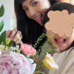Anjaylia Chan Instagram – Happy Mothers Day! 💖

之前幾年還有點覺得我有份作為母親節主角覺得怪怪的……

但今年真的就很習慣了！

感恩天父爸爸給我機會成為母親💖

看着三位黃小姐常常覺得很神奇，怎麼能長這麼快？！
( 所以今天來post 她們的舊照片懷念一下。反正她們現在長的都不一樣了，就是現在在街上看到都不會認得出來😂） 

昨天跟 @babyhosanna 上了一個親子花藝班，除了得到韓式母親節花籃，也收穫了我們兩個人的親密時光🌷

還有她和 @babeeliana 分別在學校和art class 親手做的禮物…

也謝謝黃先生今天早上送我的睡覺放題  愛心brunch   包包🫶🏼

謝謝陳媽媽和奶奶一直以來給我示範如何做個好媽媽❤️

祝大家母親節快樂喔💖

P.S. 真的很懷念黃小姐們更小的時候呀😭