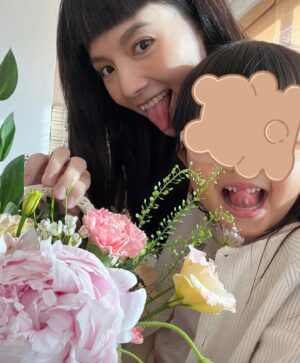 Anjaylia Chan Instagram - Happy Mothers Day! 💖

之前幾年還有點覺得我有份作為母親節主角覺得怪怪的……

但今年真的就很習慣了！

感恩天父爸爸給我機會成為母親💖

看着三位黃小姐常常覺得很神奇，怎麼能長這麼快？！
( 所以今天來post 她們的舊照片懷念一下。反正她們現在長的都不一樣了，就是現在在街上看到都不會認得出來😂） 

昨天跟 @babyhosanna 上了一個親子花藝班，除了得到韓式母親節花籃，也收穫了我們兩個人的親密時光🌷

還有她和 @babeeliana 分別在學校和art class 親手做的禮物…

也謝謝黃先生今天早上送我的睡覺放題  愛心brunch   包包🫶🏼

謝謝陳媽媽和奶奶一直以來給我示範如何做個好媽媽❤️

祝大家母親節快樂喔💖

P.S. 真的很懷念黃小姐們更小的時候呀😭