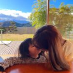 Anjaylia Chan Instagram – Happy Mothers Day! 💖

之前幾年還有點覺得我有份作為母親節主角覺得怪怪的……

但今年真的就很習慣了！

感恩天父爸爸給我機會成為母親💖

看着三位黃小姐常常覺得很神奇，怎麼能長這麼快？！
( 所以今天來post 她們的舊照片懷念一下。反正她們現在長的都不一樣了，就是現在在街上看到都不會認得出來😂） 

昨天跟 @babyhosanna 上了一個親子花藝班，除了得到韓式母親節花籃，也收穫了我們兩個人的親密時光🌷

還有她和 @babeeliana 分別在學校和art class 親手做的禮物…

也謝謝黃先生今天早上送我的睡覺放題  愛心brunch   包包🫶🏼

謝謝陳媽媽和奶奶一直以來給我示範如何做個好媽媽❤️

祝大家母親節快樂喔💖

P.S. 真的很懷念黃小姐們更小的時候呀😭