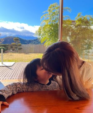 Anjaylia Chan Instagram - Happy Mothers Day! 💖

之前幾年還有點覺得我有份作為母親節主角覺得怪怪的……

但今年真的就很習慣了！

感恩天父爸爸給我機會成為母親💖

看着三位黃小姐常常覺得很神奇，怎麼能長這麼快？！
( 所以今天來post 她們的舊照片懷念一下。反正她們現在長的都不一樣了，就是現在在街上看到都不會認得出來😂） 

昨天跟 @babyhosanna 上了一個親子花藝班，除了得到韓式母親節花籃，也收穫了我們兩個人的親密時光🌷

還有她和 @babeeliana 分別在學校和art class 親手做的禮物…

也謝謝黃先生今天早上送我的睡覺放題  愛心brunch   包包🫶🏼

謝謝陳媽媽和奶奶一直以來給我示範如何做個好媽媽❤️

祝大家母親節快樂喔💖

P.S. 真的很懷念黃小姐們更小的時候呀😭