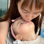 Anjaylia Chan Instagram – Happy Mothers Day! 💖

之前幾年還有點覺得我有份作為母親節主角覺得怪怪的……

但今年真的就很習慣了！

感恩天父爸爸給我機會成為母親💖

看着三位黃小姐常常覺得很神奇，怎麼能長這麼快？！
( 所以今天來post 她們的舊照片懷念一下。反正她們現在長的都不一樣了，就是現在在街上看到都不會認得出來😂） 

昨天跟 @babyhosanna 上了一個親子花藝班，除了得到韓式母親節花籃，也收穫了我們兩個人的親密時光🌷

還有她和 @babeeliana 分別在學校和art class 親手做的禮物…

也謝謝黃先生今天早上送我的睡覺放題  愛心brunch   包包🫶🏼

謝謝陳媽媽和奶奶一直以來給我示範如何做個好媽媽❤️

祝大家母親節快樂喔💖

P.S. 真的很懷念黃小姐們更小的時候呀😭
