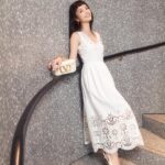 Anjaylia Chan Instagram – 熟悉我的朋友都應該會發現我有一個大的黑色Locò Bag 出場率非常高。

能在芸芸的手袋中常常雀屏中選，除了因為有三種揹法、容易撘配不同的造型外，它的容量不少、間格也很方正實用。

今季新出的小號白色袋配金扣很能命中我的心呢！小而不廢，清新得來也有種優雅型格的感覺。就期待一下它接下來在我日常外出的出場率吧~🤍🤍🤍🤍

@maisonvalentino 
#ValentinoGaeavani 
#LocòBag