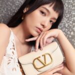 Anjaylia Chan Instagram – 熟悉我的朋友都應該會發現我有一個大的黑色Locò Bag 出場率非常高。

能在芸芸的手袋中常常雀屏中選，除了因為有三種揹法、容易撘配不同的造型外，它的容量不少、間格也很方正實用。

今季新出的小號白色袋配金扣很能命中我的心呢！小而不廢，清新得來也有種優雅型格的感覺。就期待一下它接下來在我日常外出的出場率吧~🤍🤍🤍🤍

@maisonvalentino 
#ValentinoGaeavani 
#LocòBag