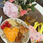 Anjaylia Chan Instagram – Happy Mothers Day! 💖

之前幾年還有點覺得我有份作為母親節主角覺得怪怪的……

但今年真的就很習慣了！

感恩天父爸爸給我機會成為母親💖

看着三位黃小姐常常覺得很神奇，怎麼能長這麼快？！
( 所以今天來post 她們的舊照片懷念一下。反正她們現在長的都不一樣了，就是現在在街上看到都不會認得出來😂） 

昨天跟 @babyhosanna 上了一個親子花藝班，除了得到韓式母親節花籃，也收穫了我們兩個人的親密時光🌷

還有她和 @babeeliana 分別在學校和art class 親手做的禮物…

也謝謝黃先生今天早上送我的睡覺放題  愛心brunch   包包🫶🏼

謝謝陳媽媽和奶奶一直以來給我示範如何做個好媽媽❤️

祝大家母親節快樂喔💖

P.S. 真的很懷念黃小姐們更小的時候呀😭