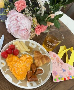 Anjaylia Chan Instagram - Happy Mothers Day! 💖

之前幾年還有點覺得我有份作為母親節主角覺得怪怪的……

但今年真的就很習慣了！

感恩天父爸爸給我機會成為母親💖

看着三位黃小姐常常覺得很神奇，怎麼能長這麼快？！
( 所以今天來post 她們的舊照片懷念一下。反正她們現在長的都不一樣了，就是現在在街上看到都不會認得出來😂） 

昨天跟 @babyhosanna 上了一個親子花藝班，除了得到韓式母親節花籃，也收穫了我們兩個人的親密時光🌷

還有她和 @babeeliana 分別在學校和art class 親手做的禮物…

也謝謝黃先生今天早上送我的睡覺放題  愛心brunch   包包🫶🏼

謝謝陳媽媽和奶奶一直以來給我示範如何做個好媽媽❤️

祝大家母親節快樂喔💖

P.S. 真的很懷念黃小姐們更小的時候呀😭