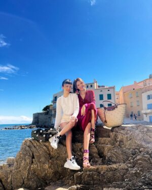 Anjaylia Chan Instagram - 感謝藍天、陽光、白雲和Saint Tropez 的美。☀️☁️⛵️

在這裡，每個角落都是一個電影場景🎞️

@longchamp 
#LongchampStTropez 
#LongchampSS24
#LongchampHK