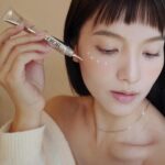 Anjaylia Chan Instagram - 很久以前曾聽說過有些女生平日會盡量克制自己，不要有太多表情，以免產生皺紋、細紋…但實情是，皺紋要來的話可不是poker face 就能解決的問題呀！ 過去一年最困擾我的可算是眼周擋不住的紋路了！最近嘗試了 @diorbeauty 的完美活能超效抗皺精華，早晚簡單在眼周及全臉受皺紋困擾的地方點上幾點，再輕輕打圈按摩，精華就會被秒速吸收！用完之後皮膚明顯緊緻。重點是塗完以後不卡粉和遮瑕膏，甚至可以在已經完成的妝容上補塗保養，超適合長時間拍攝或是要熬夜的日子呢！ @diorbeauty #DiorCaptureTotale #DiorHyalushot #DiorSkincare @diorbeautylovers #DiorBeautyLovers