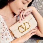 Anjaylia Chan Instagram – 熟悉我的朋友都應該會發現我有一個大的黑色Locò Bag 出場率非常高。

能在芸芸的手袋中常常雀屏中選，除了因為有三種揹法、容易撘配不同的造型外，它的容量不少、間格也很方正實用。

今季新出的小號白色袋配金扣很能命中我的心呢！小而不廢，清新得來也有種優雅型格的感覺。就期待一下它接下來在我日常外出的出場率吧~🤍🤍🤍🤍

@maisonvalentino 
#ValentinoGaeavani 
#LocòBag
