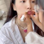 Anjaylia Chan Instagram – 最近看過一篇文章，作者身為人母呼籲各位媽媽們千萬不要看輕母親節，也不要想着孩子還小，便放棄要母親節禮物。因為那是讓孩子學習和體驗感恩、認識表達愛意的重要性的好機會。小孩沒經濟能力，可以做小手工、畫圖畫。就算不會做，讓媽媽在旁協助也沒關係呀！那會是個好回憶呢💕

同時，我認為作為女生，我們更加要提醒自己要懂得重視自己、寶貝自己、欣賞自己。誰說自己不能犒賞自己？而最簡單的方法可以是一張心意卡，一支香水，甚至是一支 #世一精華。讓自己的自信更美麗地展現，再將這份愛傳遞開去。我們都值得的，好嗎？

希望我真的可以成為 @babyhosanna 心目中自信漂亮、能幹、充滿愛的好媽媽。

#CHANELMothersDay
#N1deCHANEL
#CHANELIntegrativeBeauty
#CocoMademoiselle