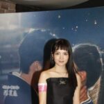 Anjaylia Chan Instagram - 久違了的大銀幕 📽️ 很喜歡這種台幕後一起很努力想要做好一件事的感覺。 很享受刻畫設計一個角色的過程 很喜歡和對手就劇本一起交流 很喜歡這次嘗試用普通話演戲… 希望大家會支持這一套本土愛情電影 #不是你不愛你 . 謝謝公司 @coolstylemgt 前後左右的照顧和愛🫶🏼 . 謝謝久違的 fan club @anjayliafansclub ❤️ 七年不見，二話不說就回歸並全力支持🫶🏼 謝謝大家的愛❤️ 很榮幸跟你們一起成長 . 謝謝愛我的人❤️ 我不可以選擇下一次甚麼時候再見，但我可以選擇去感恩、去努力、去愛你們呀！ . wardrobe @versace stylist @june___chow hair @jamieleehair @hola.hair.pets makeup @meeganmakeup