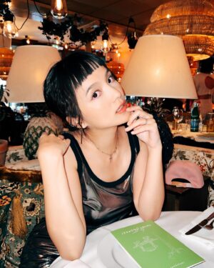 Anjaylia Chan Instagram - 在St Tropez 的最後一夜 🪩

很喜歡這種大家用心打扮、一起哼着歌，一邊聊天的晚餐~

話說，這個旅程印證了除了時裝，音樂真的是誇國界、年代的超媒體呀！

怎麼會有那麼多首歌是無論歐美、亞洲各地一奏起來全場都會跟着唱、跟着搖的？！

背景播的這首…你會嗎？

@longchamp 
#LongchampStTropez 
#LongchampSS24
#longchamphk