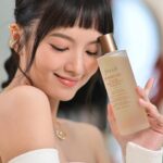 Anjaylia Chan Instagram - 最近工作忙碌，加上小孩特別多活動和學校作業要跟進，真的完全睡不夠。還要遇上天氣乾燥，皮膚好像總是暗沉和缺水… 為了上鏡和出活動可以有最佳狀態，急急把剛到手的fresh 紅茶酵素抗氧精華水開瓶，蘊含雙重發酵紅茶酵素，簡單一支便可以深層保濕和即時有自然光澤感。化妝前用精華水弄濕化妝棉，然後敷在臉上，皮膚便迅速吸飽水和透亮了不少。之後上妝更是貼服很多呢！在臨睡前，我會輕輕拍上紅茶精華水在面上，能強化肌膚抵禦力和加強後續護膚品吸收。 新年來臨，精華水亦換上了全新的龍年包裝。拜年送給親朋戚友最適合不過！由內到外，「龍」光煥發。 fresh新年優惠: 即日起至2月29日，於fresh 專門店或專櫃作任何購物即可參加新春AR Game 贏取茶萃美肌護膚旅行裝一款！ 購買任何一件龍年限定版產品及一件指定茶萃系列產品，即減HK$188 #FreshHK #CNY24 #IgniteThePowerOfNature #HarbourCity @freshbeauty @Veggiempr @harbourcity