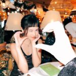 Anjaylia Chan Instagram - 在St Tropez 的最後一夜 🪩 很喜歡這種大家用心打扮、一起哼着歌，一邊聊天的晚餐~ 話說，這個旅程印證了除了時裝，音樂真的是誇國界、年代的超媒體呀！ 怎麼會有那麼多首歌是無論歐美、亞洲各地一奏起來全場都會跟着唱、跟着搖的？！ 背景播的這首…你會嗎？ @longchamp #LongchampStTropez #LongchampSS24 #longchamphk