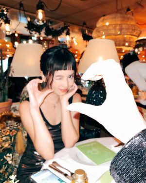 Anjaylia Chan Instagram - 在St Tropez 的最後一夜 🪩

很喜歡這種大家用心打扮、一起哼着歌，一邊聊天的晚餐~

話說，這個旅程印證了除了時裝，音樂真的是誇國界、年代的超媒體呀！

怎麼會有那麼多首歌是無論歐美、亞洲各地一奏起來全場都會跟着唱、跟着搖的？！

背景播的這首…你會嗎？

@longchamp 
#LongchampStTropez 
#LongchampSS24
#longchamphk