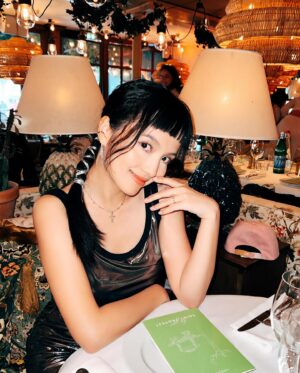 Anjaylia Chan Instagram - 在St Tropez 的最後一夜 🪩

很喜歡這種大家用心打扮、一起哼着歌，一邊聊天的晚餐~

話說，這個旅程印證了除了時裝，音樂真的是誇國界、年代的超媒體呀！

怎麼會有那麼多首歌是無論歐美、亞洲各地一奏起來全場都會跟着唱、跟着搖的？！

背景播的這首…你會嗎？

@longchamp 
#LongchampStTropez 
#LongchampSS24
#longchamphk