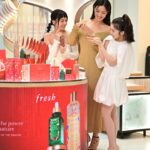 Anjaylia Chan Instagram - 最近工作忙碌，加上小孩特別多活動和學校作業要跟進，真的完全睡不夠。還要遇上天氣乾燥，皮膚好像總是暗沉和缺水… 為了上鏡和出活動可以有最佳狀態，急急把剛到手的fresh 紅茶酵素抗氧精華水開瓶，蘊含雙重發酵紅茶酵素，簡單一支便可以深層保濕和即時有自然光澤感。化妝前用精華水弄濕化妝棉，然後敷在臉上，皮膚便迅速吸飽水和透亮了不少。之後上妝更是貼服很多呢！在臨睡前，我會輕輕拍上紅茶精華水在面上，能強化肌膚抵禦力和加強後續護膚品吸收。 新年來臨，精華水亦換上了全新的龍年包裝。拜年送給親朋戚友最適合不過！由內到外，「龍」光煥發。 fresh新年優惠: 即日起至2月29日，於fresh 專門店或專櫃作任何購物即可參加新春AR Game 贏取茶萃美肌護膚旅行裝一款！ 購買任何一件龍年限定版產品及一件指定茶萃系列產品，即減HK$188 #FreshHK #CNY24 #IgniteThePowerOfNature #HarbourCity @freshbeauty @Veggiempr @harbourcity