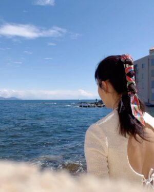 Anjaylia Chan Instagram - 感謝藍天、陽光、白雲和Saint Tropez 的美。☀️☁️⛵️

在這裡，每個角落都是一個電影場景🎞️

@longchamp 
#LongchampStTropez 
#LongchampSS24
#LongchampHK