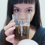 Anjaylia Chan Instagram - 這篇不是廣告！不是業配！不是廣告！不是業配！不是廣告！不是業配！ 重要的事情講三遍～ 只是剛好身邊不少人來問我之前氣管敏感的頑咳怎麼斷尾的，就來分享一下: 話說黃小姐從小就有氣管敏感，有時候轉天氣晚上會咳到吐…看了西醫説除了有事時一天吃一顆放鬆氣管的藥（長遠也不能常吃吧？！），也只能建議游泳健身增強抵抗力。所以每逢轉天氣我們都只能在她床上放一壺暖水和一個小桶，叫她喉嚨痕就小呷一口，真要吐就往小桶吐…🥲看了覺得痛苦，但還是沒能身同感受😶‍🌫️ 後來知道我懷第三胎時養胎看的中醫原來也會看小孩就帶她去看了。看一次開十來天的藥，加上拔罐或針灸，真的可以讓她不再在轉天氣時發作！效果大概維持大半年。 然後就到我了…上個月突然有兩聲咳，除此別無症狀。喝了成藥怎樣都好不起來，越咳越起勁。特別是從室外進入冷氣地方或相反時，最嚴重是晚上一躺上床和清晨半夢半醒之際……真的是咳到整身冒汗，也狂流透明鼻水… 終於看了西醫，說我是氣管敏感。西醫表示他看過很多我這樣的案例，都是之前中過Covid 的。說如果有兩聲咳，又不馬上看醫生治好，便會演變成氣管敏感🫠 說罷馬上給我開了好幾種藥，有類固醇，還有一些是治哮喘的吸入式藥物。 看完醫生吃了藥，便剛好要出發到外地工作。面對氣候變化，病狀好像加劇了。幸好白天工作的時候完全沒事，只是晚上一回到酒店想要躺平休息，或是清晨時分才會猛咳…直接咳到吐 (終於明白寶貝女兒了🥲） 。後來直接四個枕頭疊起來半坐着睡。 後來嘛…很簡單，回來看同一個中醫看好的。吃了五天中醫吧。中間中醫有教我自己在家弄些飲料喝舒緩症狀。礙於那應該是針對我體質所調的，就不在這裡擾亂大家了。總之，就是喝了藥一天比一天好，一星期後就斷尾了！！！ 中醫嘛…我以前是不太接受的。少女時期因為經痛前後看過好幾個，各種藥都吃過，又調養身體又這樣那樣就是不行！最嚴重一次竟然還喝了藥之後變腸胃炎…還以為此生與中醫沒緣份。沒想到懷第三胎時覺得自己有點虛離弱，經介紹後認識了中、西醫知識都豐富的錢太便覺得真的找到夾到自己的中醫了！沒想到會有中醫不用我戒口，又貼心科學地囑咐我不要重太多… 陳爸因為身體關係平常要吃不少西藥，錢太也會看他的西藥單給建議。 嗯。有點扯遠了…但就是這樣了。 總之現在我自己、家人、朋友有狀況的話我都會介紹去看錢太。也幫到了不少人就是了。 關於中醫很多人問過我，甚至在電台也收到過幾封聽眾來信問我要資料。現在一次過給大家好了。 我看的是 @chains.hk 的錢太。 再三聲明，我沒收錢、沒贊助，這也不是廣告。只是一次過解答很多人的問題而已。 也長氣一句，中醫人夾人。你去看的話，夾不夾也是緣份了。