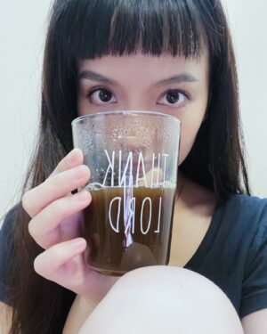 Anjaylia Chan Instagram - 這篇不是廣告！不是業配！不是廣告！不是業配！不是廣告！不是業配！
重要的事情講三遍～

只是剛好身邊不少人來問我之前氣管敏感的頑咳怎麼斷尾的，就來分享一下:

話說黃小姐從小就有氣管敏感，有時候轉天氣晚上會咳到吐…看了西醫説除了有事時一天吃一顆放鬆氣管的藥（長遠也不能常吃吧？！），也只能建議游泳健身增強抵抗力。所以每逢轉天氣我們都只能在她床上放一壺暖水和一個小桶，叫她喉嚨痕就小呷一口，真要吐就往小桶吐…🥲看了覺得痛苦，但還是沒能身同感受😶‍🌫️

後來知道我懷第三胎時養胎看的中醫原來也會看小孩就帶她去看了。看一次開十來天的藥，加上拔罐或針灸，真的可以讓她不再在轉天氣時發作！效果大概維持大半年。

然後就到我了…上個月突然有兩聲咳，除此別無症狀。喝了成藥怎樣都好不起來，越咳越起勁。特別是從室外進入冷氣地方或相反時，最嚴重是晚上一躺上床和清晨半夢半醒之際……真的是咳到整身冒汗，也狂流透明鼻水… 終於看了西醫，說我是氣管敏感。西醫表示他看過很多我這樣的案例，都是之前中過Covid 的。說如果有兩聲咳，又不馬上看醫生治好，便會演變成氣管敏感🫠 說罷馬上給我開了好幾種藥，有類固醇，還有一些是治哮喘的吸入式藥物。

看完醫生吃了藥，便剛好要出發到外地工作。面對氣候變化，病狀好像加劇了。幸好白天工作的時候完全沒事，只是晚上一回到酒店想要躺平休息，或是清晨時分才會猛咳…直接咳到吐 (終於明白寶貝女兒了🥲） 。後來直接四個枕頭疊起來半坐着睡。

後來嘛…很簡單，回來看同一個中醫看好的。吃了五天中醫吧。中間中醫有教我自己在家弄些飲料喝舒緩症狀。礙於那應該是針對我體質所調的，就不在這裡擾亂大家了。總之，就是喝了藥一天比一天好，一星期後就斷尾了！！！

中醫嘛…我以前是不太接受的。少女時期因為經痛前後看過好幾個，各種藥都吃過，又調養身體又這樣那樣就是不行！最嚴重一次竟然還喝了藥之後變腸胃炎…還以為此生與中醫沒緣份。沒想到懷第三胎時覺得自己有點虛離弱，經介紹後認識了中、西醫知識都豐富的錢太便覺得真的找到夾到自己的中醫了！沒想到會有中醫不用我戒口，又貼心科學地囑咐我不要重太多…

陳爸因為身體關係平常要吃不少西藥，錢太也會看他的西藥單給建議。

嗯。有點扯遠了…但就是這樣了。
總之現在我自己、家人、朋友有狀況的話我都會介紹去看錢太。也幫到了不少人就是了。

關於中醫很多人問過我，甚至在電台也收到過幾封聽眾來信問我要資料。現在一次過給大家好了。

我看的是 @chains.hk 的錢太。

再三聲明，我沒收錢、沒贊助，這也不是廣告。只是一次過解答很多人的問題而已。

也長氣一句，中醫人夾人。你去看的話，夾不夾也是緣份了。