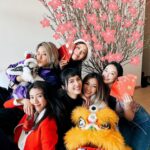 Anjaylia Chan Instagram – 驚喜在後頭 🌸

#SÏXTERS 同你拜年 🫶🏼 之

今年棵桃花好似爭啲🤔 之

「幫緊你，幫緊你」 🙋🏻‍♀️

#圖三作品 @honganc 
#圖二、四作品 @cheronna 

正所謂，沒有解決不了的事🌸🌸🌸🌸🌸🌸
SÏXTERS 仝人祝大家身體健康、桃花想點開就點開🩷

P.S. @missjni 原來識煲粥，仲要好好味 😋🥹