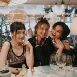 Anjaylia Chan Instagram - 在St Tropez 的最後一夜 🪩 很喜歡這種大家用心打扮、一起哼着歌，一邊聊天的晚餐~ 話說，這個旅程印證了除了時裝，音樂真的是誇國界、年代的超媒體呀！ 怎麼會有那麼多首歌是無論歐美、亞洲各地一奏起來全場都會跟着唱、跟着搖的？！ 背景播的這首…你會嗎？ @longchamp #LongchampStTropez #LongchampSS24 #longchamphk