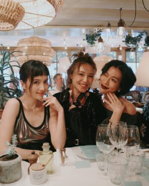 Anjaylia Chan Instagram - 在St Tropez 的最後一夜 🪩

很喜歡這種大家用心打扮、一起哼着歌，一邊聊天的晚餐~

話說，這個旅程印證了除了時裝，音樂真的是誇國界、年代的超媒體呀！

怎麼會有那麼多首歌是無論歐美、亞洲各地一奏起來全場都會跟着唱、跟着搖的？！

背景播的這首…你會嗎？

@longchamp 
#LongchampStTropez 
#LongchampSS24
#longchamphk